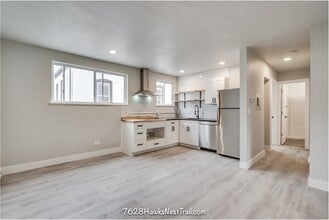 Building Photo - 2836 Wyandot St