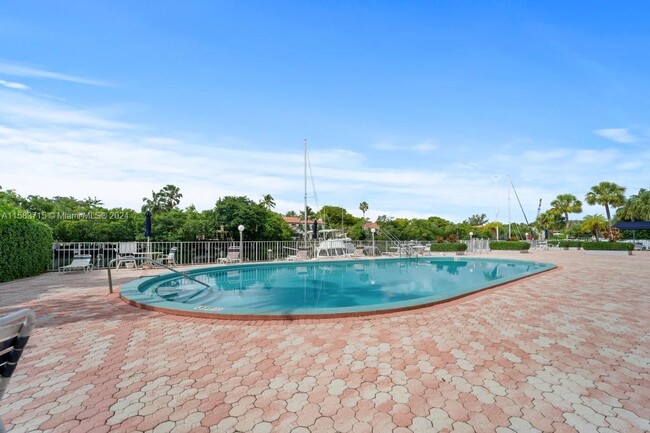 Foto del edificio - 100 Edgewater Dr