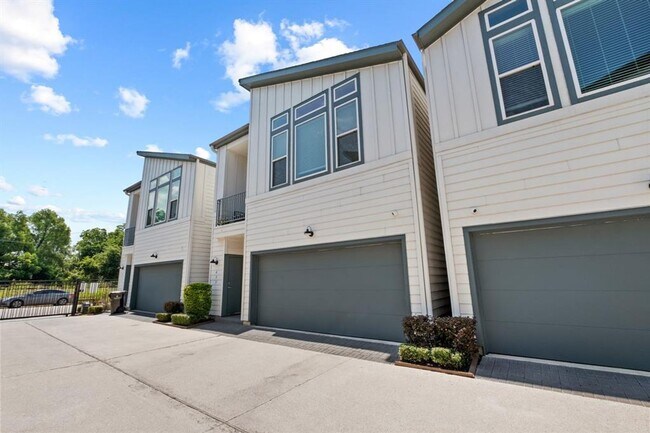 Building Photo - Stunning 3-Bedroom Modern Home with Elegan...