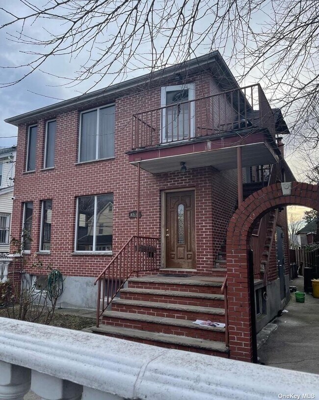 Foto del edificio - 82-12 Parsons Blvd