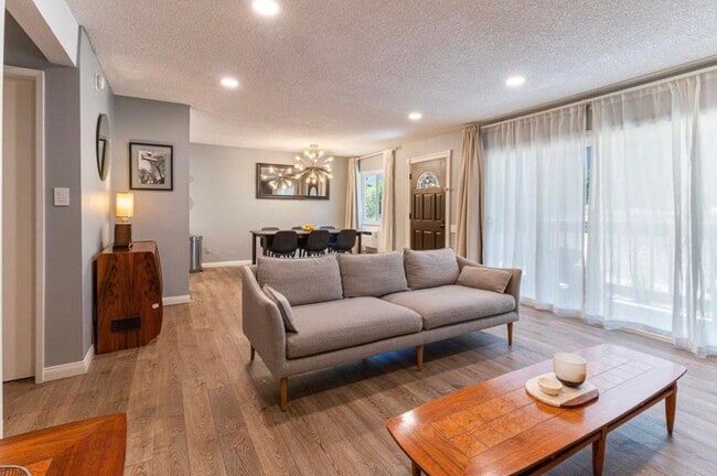 Building Photo - 336 Miraleste Dr