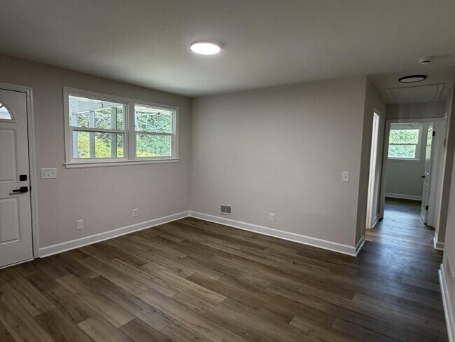 Building Photo - "Charming Columbia Home: Spacious 3-Bed, 2-Bath Retreat with Elegant Granite Countertops!"