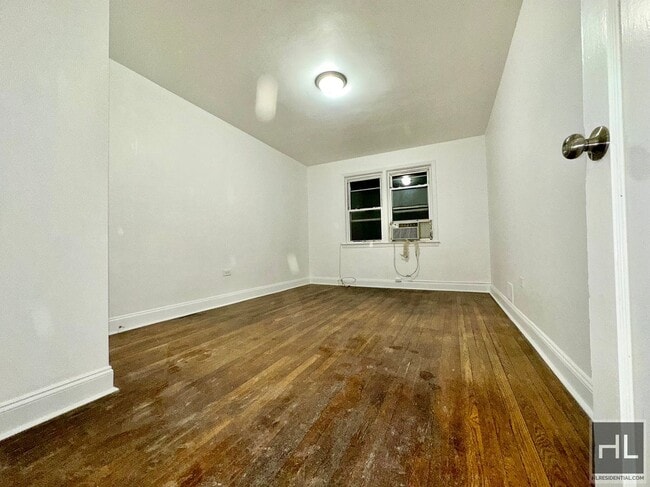 Foto del edificio - RENOVATED 3 BEDROOM APT 63rd Drive