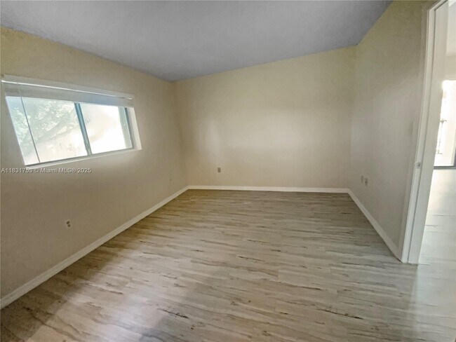 Building Photo - 400 Palm Cir W