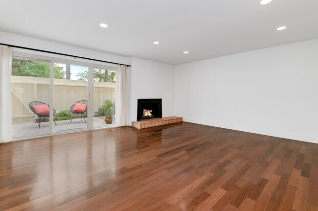 Building Photo - 4373 Loma Riviera Ct