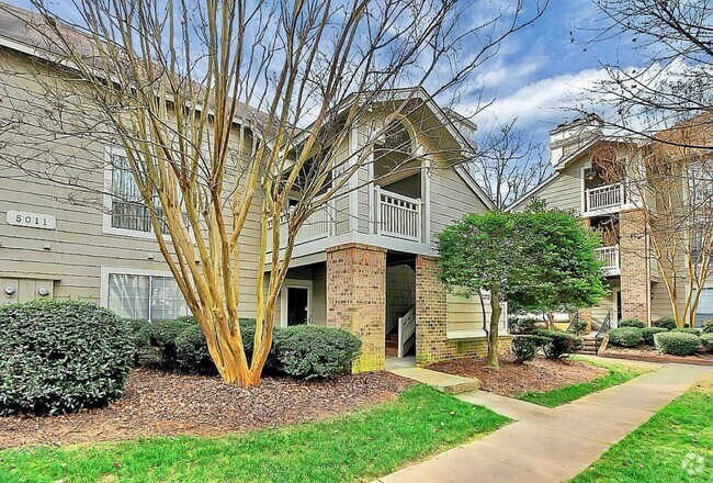 Sharon Towers Apartments for Rent with a Living Room - Charlotte, NC ...