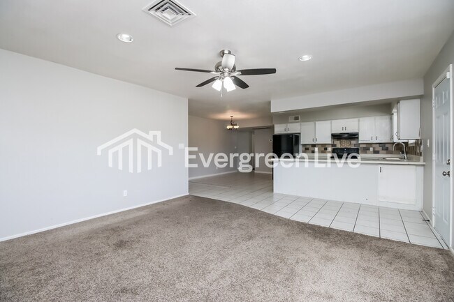 Foto del edificio - 2110 W Detroit St