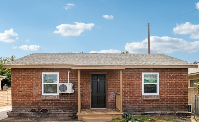 Building Photo - 5616 N Gladys Ave