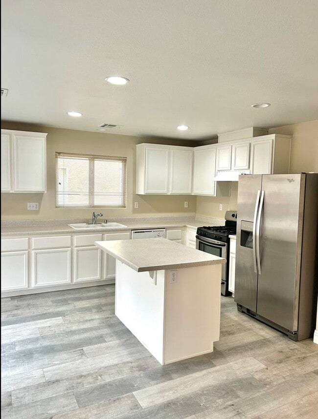 Building Photo - SW!!! OVER 2000 SQ FT!!! New Carpet!!! New Flooring!!! Freshly Painted!!! 4 bed 3 bath!!! Low Mai...