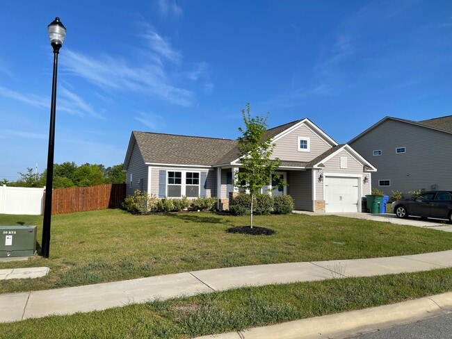 Foto del edificio - Lovely Three Bedroom Home in Camden and Minutes Away from I-20