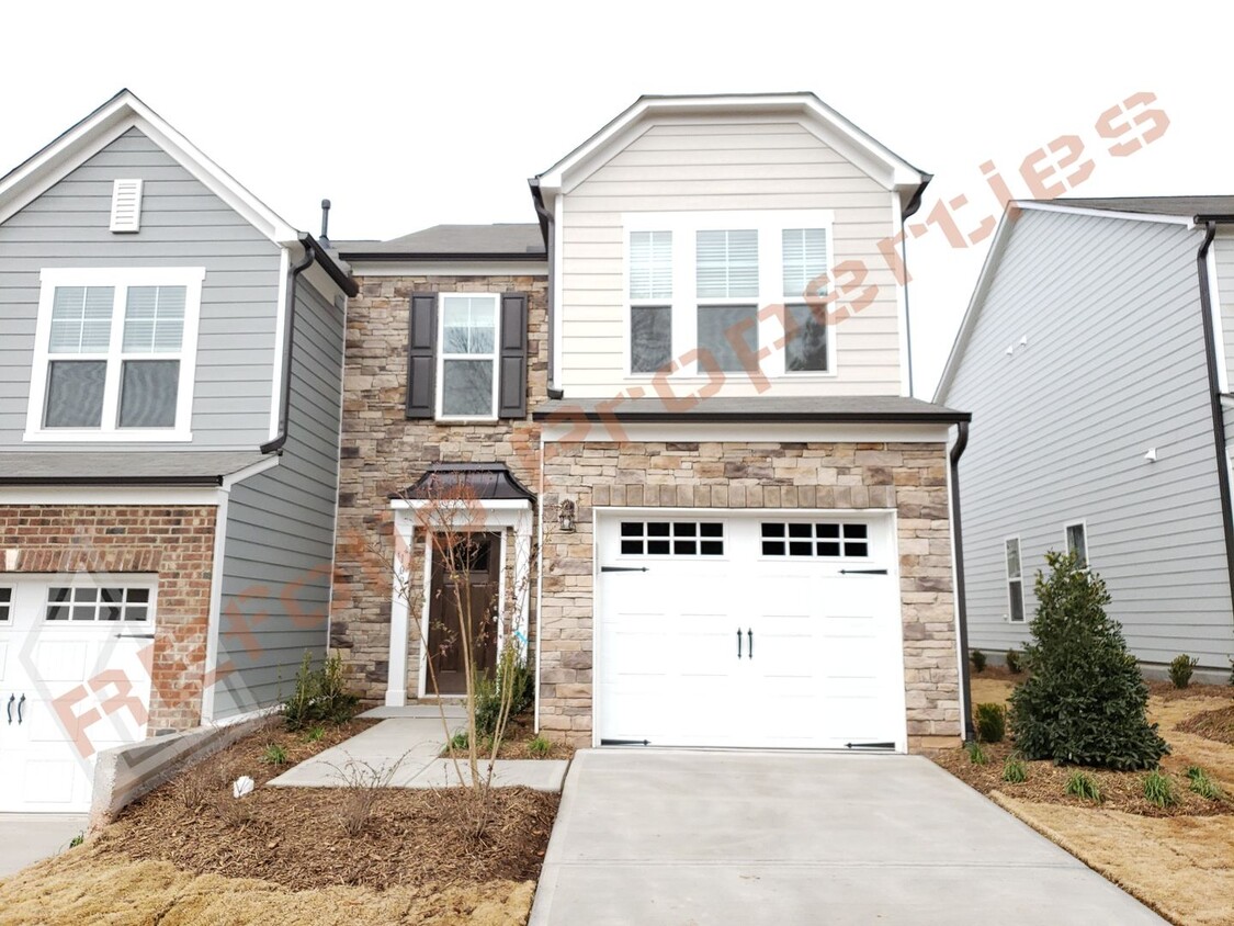 Primary Photo - Lovely 3 Bedroom and 2.5 Bath Townhouse En...