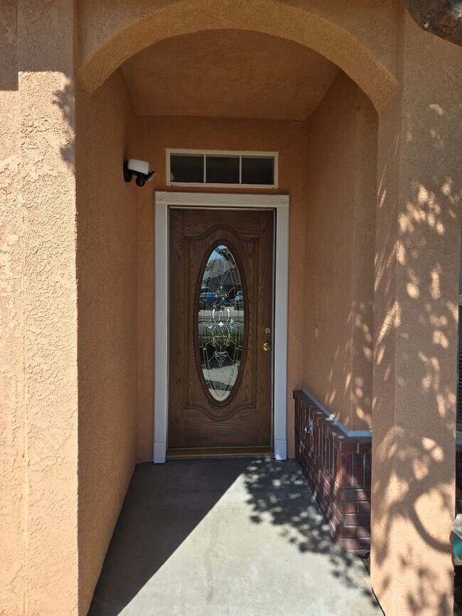 Building Photo - Three bedroom, fresh paint and pool!