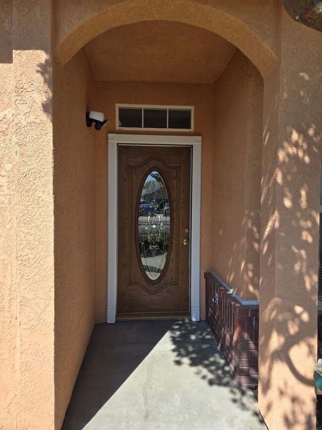 Foto del edificio - Three bedroom, fresh paint and pool!