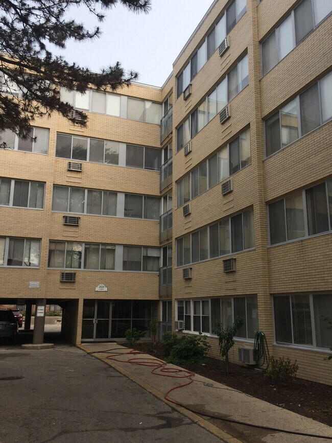 Building Photo - 2020 W Farwell Ave