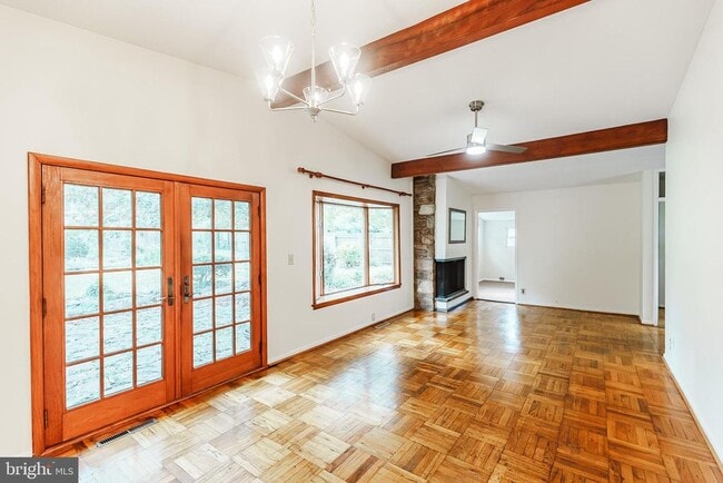 Building Photo - 548 Paddock Rd