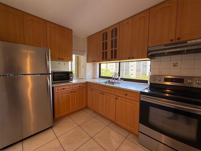 Foto del edificio - 17011 N Bay Rd