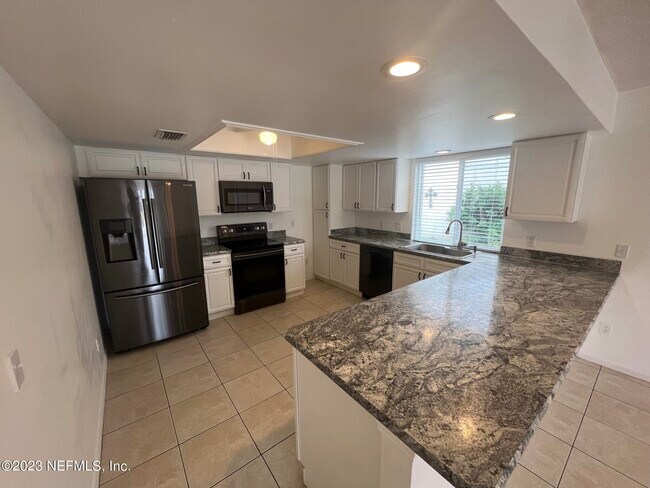 Foto del edificio - 2421 Brittany Ct