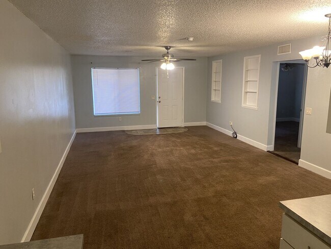 Building Photo - 3 Bedroom 2 Bathroom in Tavares