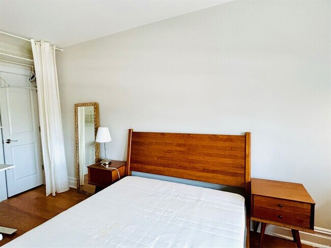 Foto del edificio - 142-46 Sanford Ave
