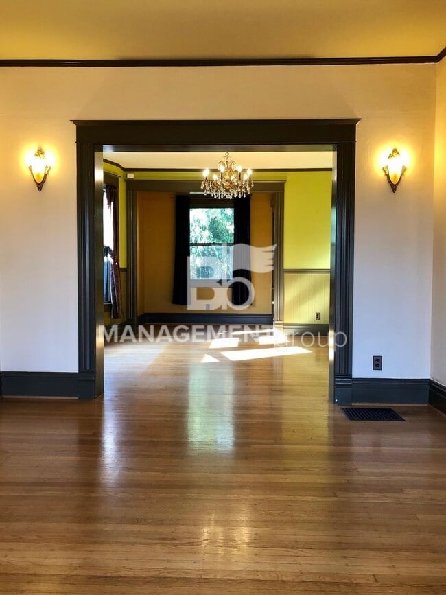 Building Photo - Close-In NE Portland Victorian Offers  Perfect Blend of  Old Charm with Newer Amenities. Lush Pri...