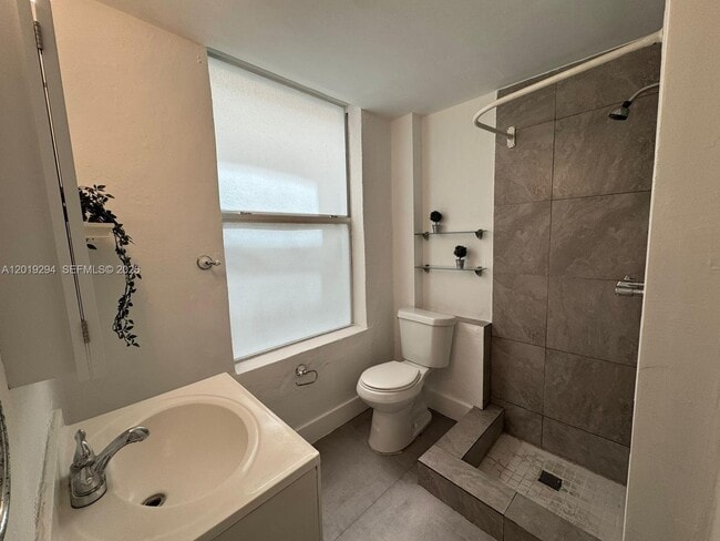 Building Photo - 119 Menores Ave