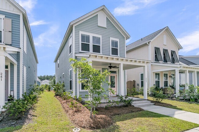 Building Photo - Beautifully Upgraded 3 Bedroom, 2.5 Bathro...