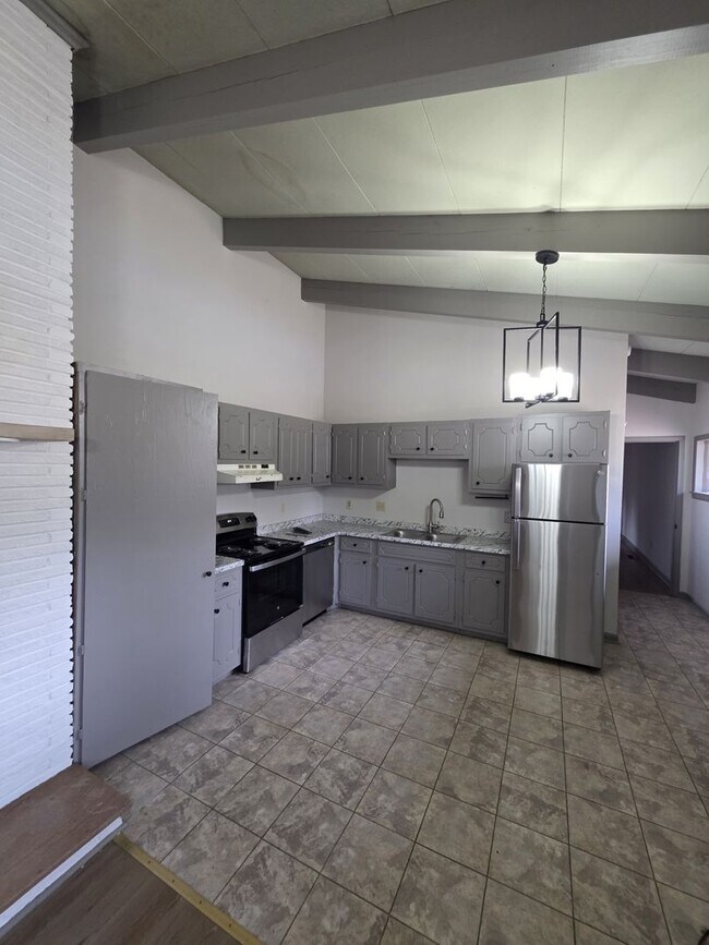 Foto del edificio - 668 Simpson St