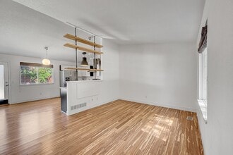 Building Photo - 1560 Bain Dr