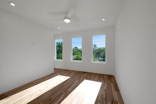 Foto del edificio - Brand-New Charming 3BR Townhome in the Hea...