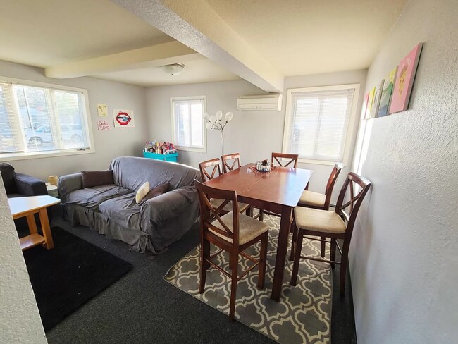 Living-Room A - 1018 W Florence St