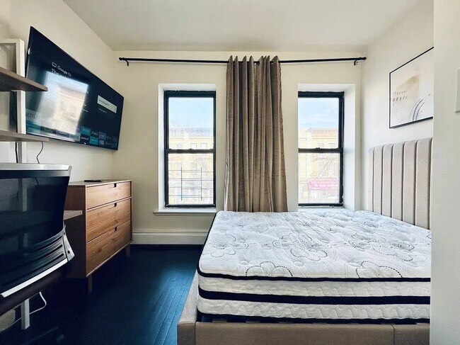 Foto del edificio - Furnished room/NOT APARTMENT
