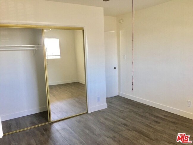 Foto del edificio - 1353 W 36th Pl