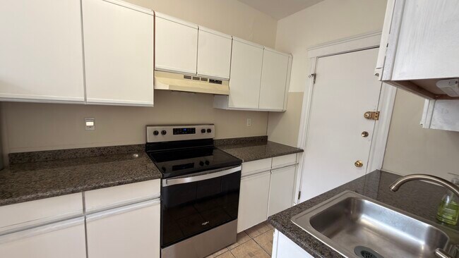 Foto del edificio - 374 Chestnut Hill Ave