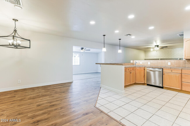 Building Photo - 1335 E Ellis Cir