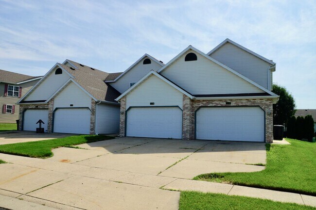 Foto del edificio - Spacious 2BR Townhomes with Garage & In-Unit Laundry – Stoughton