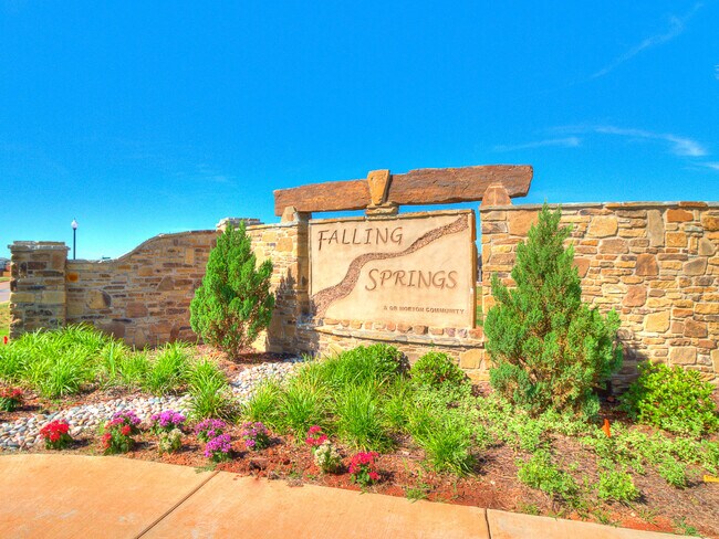 Foto del edificio - 4 Bedrooms/2 Baths in Falling Springs Addition - Deer Creek Schools - Community Pool