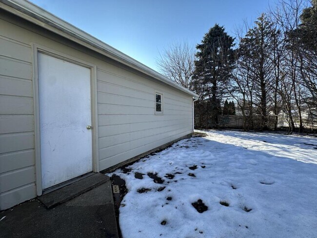 Building Photo - 1368 Spruce Ave