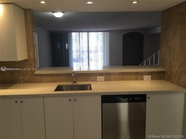 Foto del edificio - 3 bedroom in Hallandale FL 33009