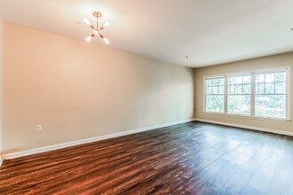 Building Photo - 866 Hr Dr SE