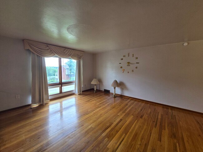 Building Photo - Updated 3 Bedroom Home - Available NOW!