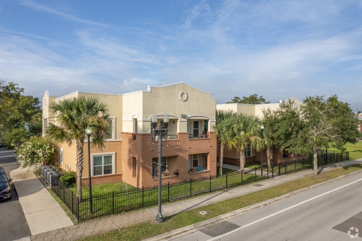 122 W 8th St - Dozier Apartments