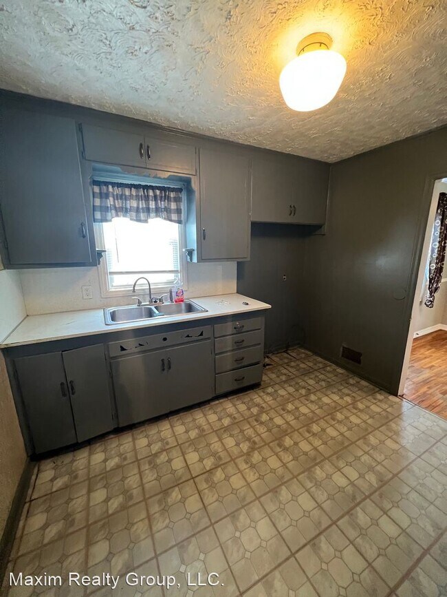 Building Photo - 3 br, 1 bath House - 3433 Ernst St.