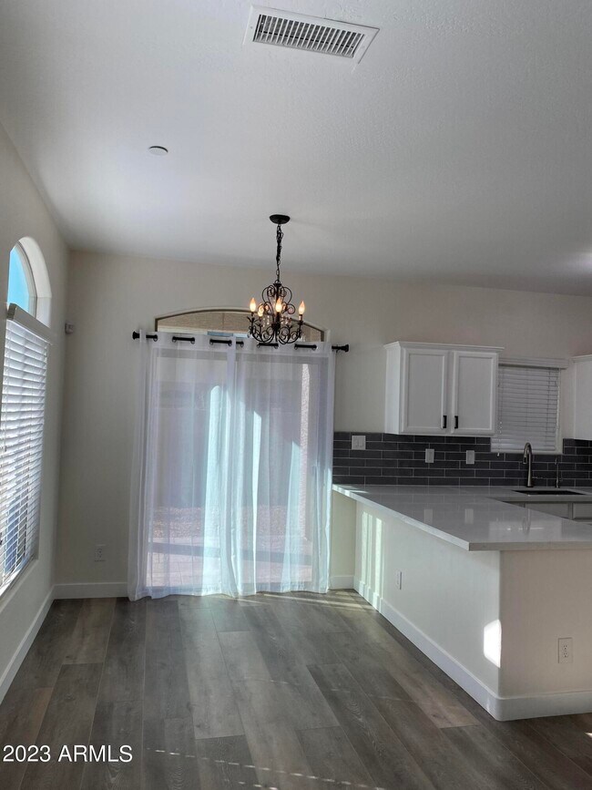 Foto del edificio - 2725 E Mine Creek Rd