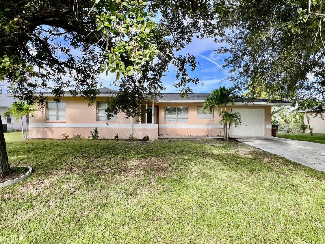 Primary Photo - Live Comfortably in SE Cape Coral – Bright...