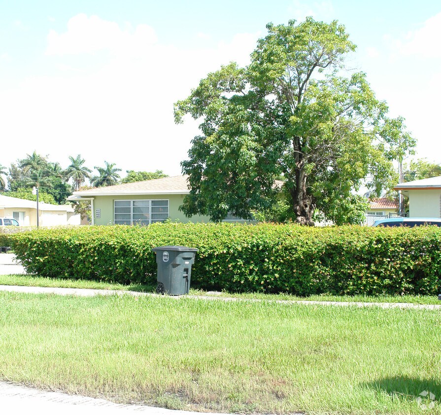 Foto del edificio - 471-477 NE 139th St