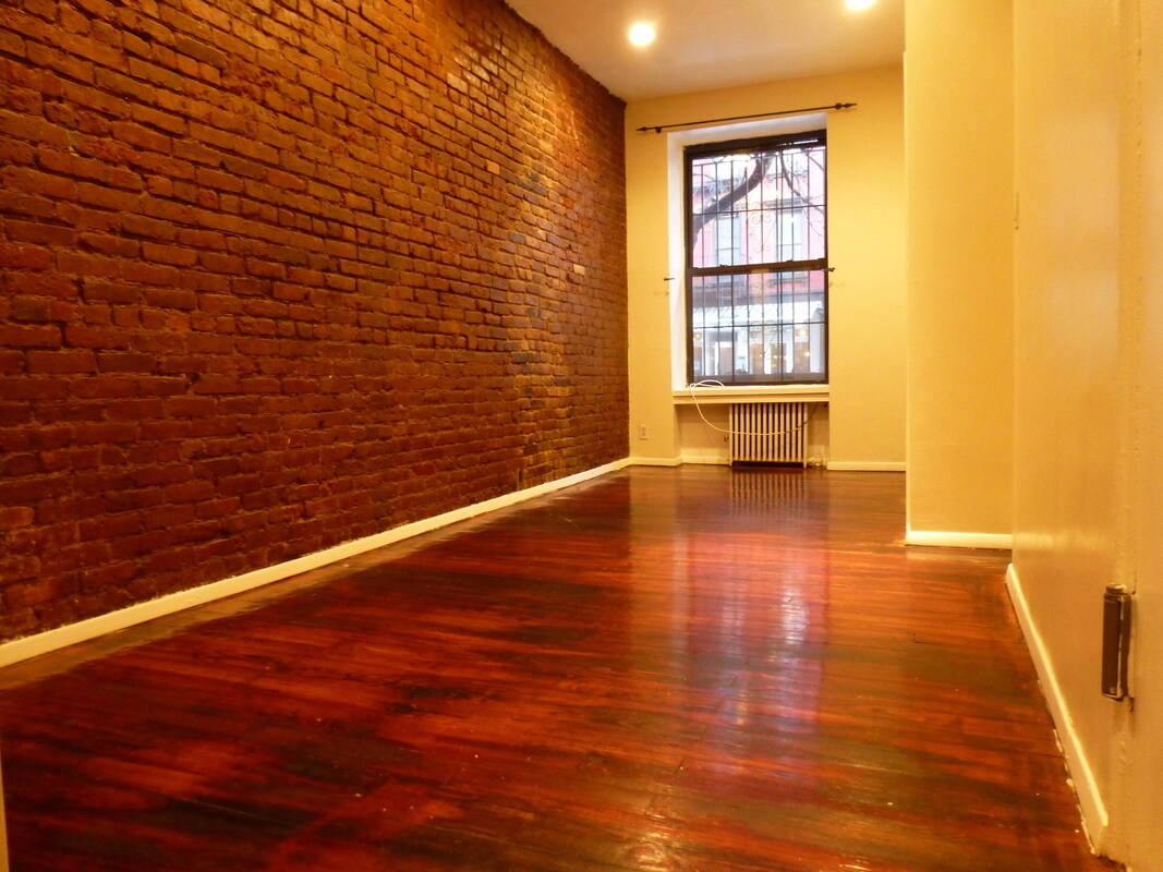 Primary Photo - 301 W 18th St