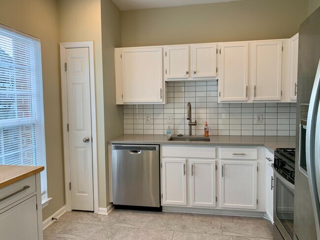 Foto del edificio - 4138 Fountainside Ln