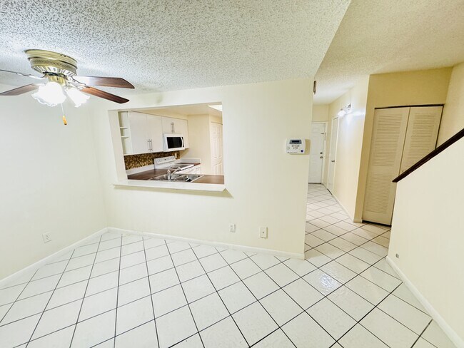 Building Photo - 8819 Springtree Lakes Dr