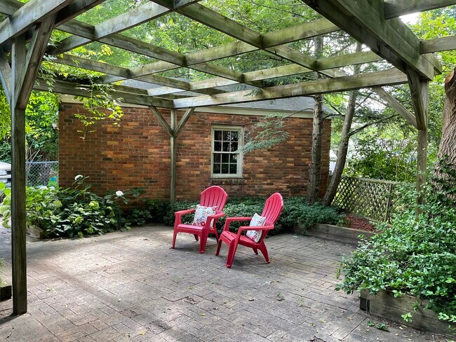 Relax in the cool yard - 309 Helen St