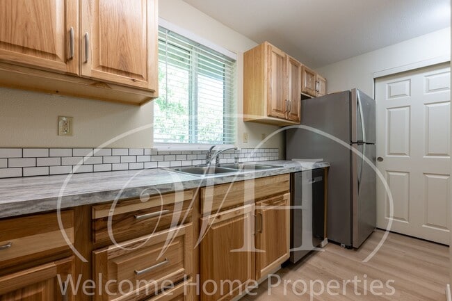 Building Photo - 2 Bedroom Apartment with Space, Convenienc...